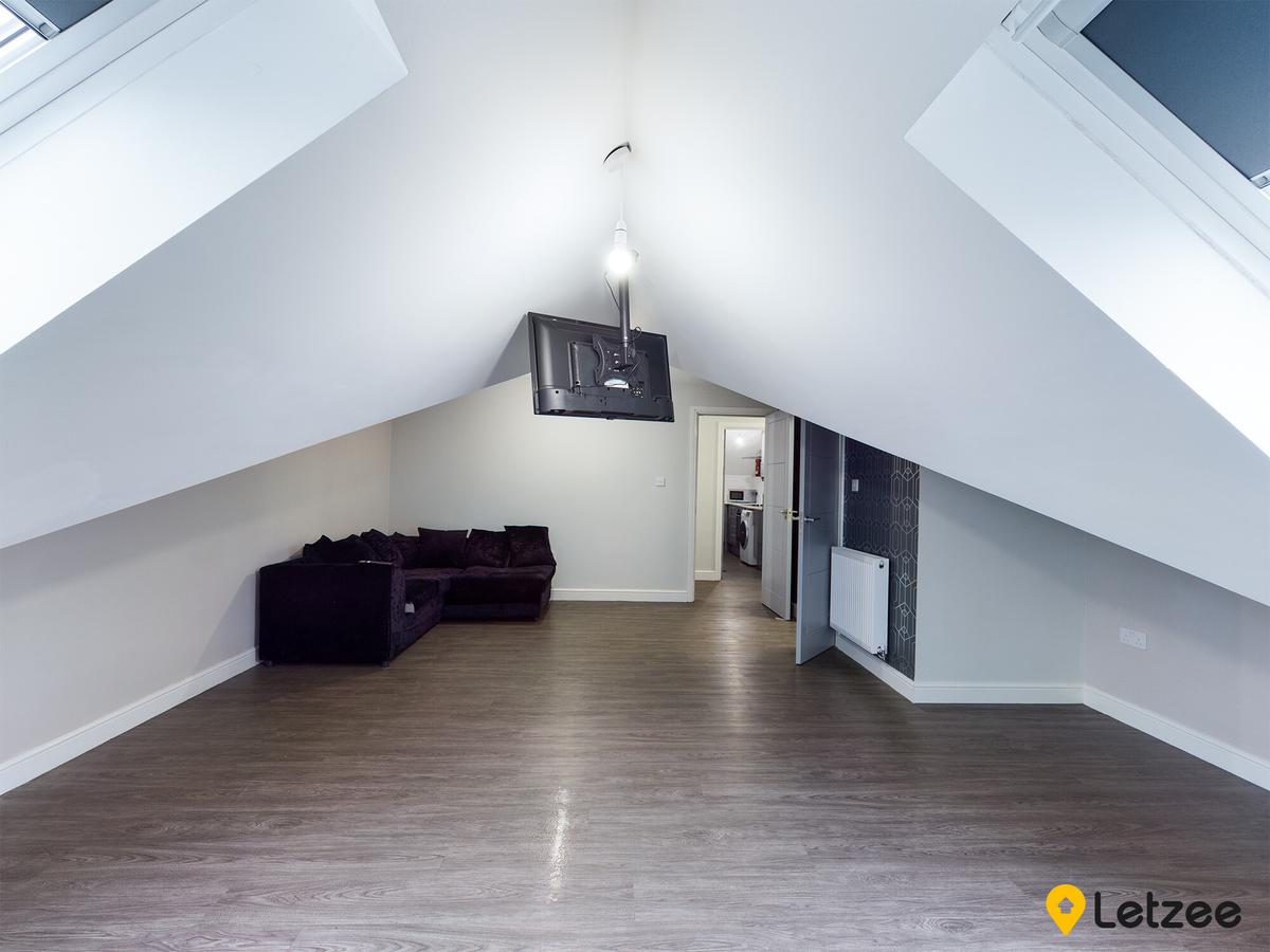 3 bedroom apartment on King Edward's Road, Brynmill, Swansea