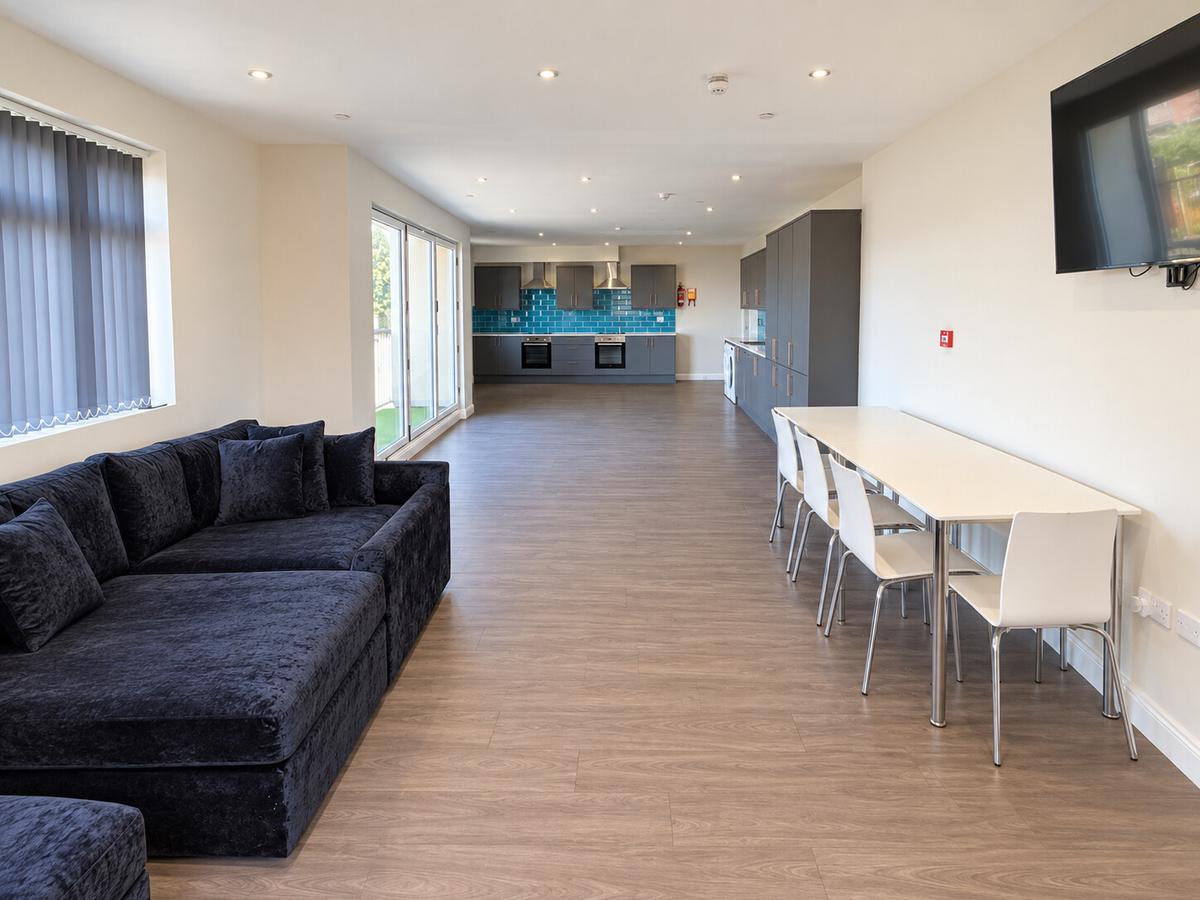 10 bedroom apartment on King Edward's Road, Brynmill, Swansea