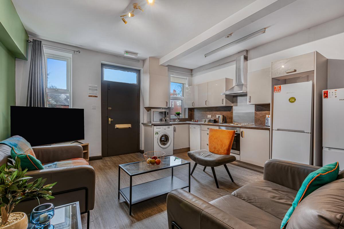 4 bedroom apartment on North Lane, Headingley, Leeds