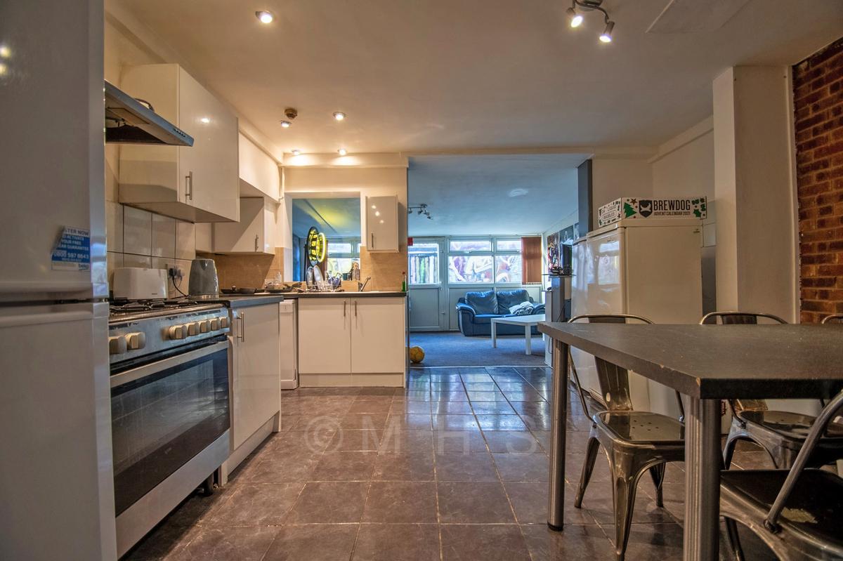 8 bedroom house on Brudenell Grove, Hyde Park, Leeds