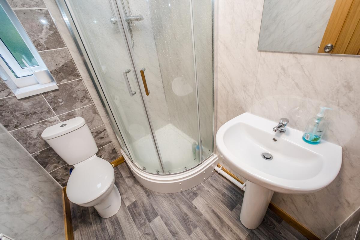 5 bedroom house for rent Springwood Hall Gardens, Huddersfield, HD1 4HA UniHomes