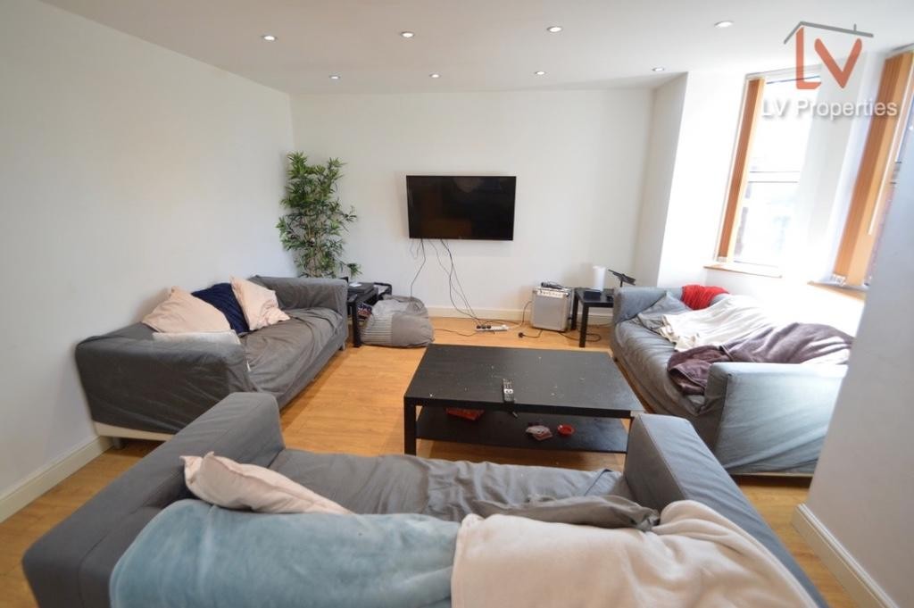 8 bedroom house on Queens Road, Hyde Park, Leeds