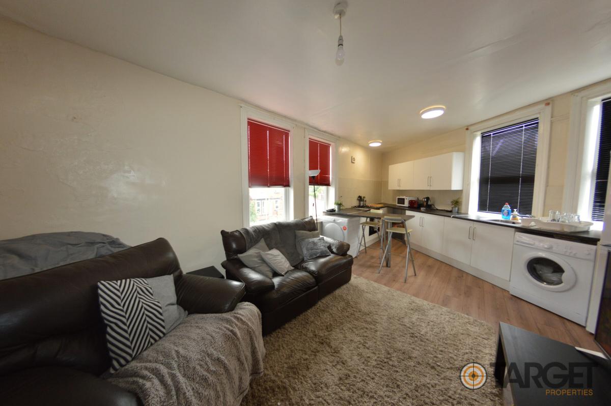 2 bedroom house on Queen's Road, Hyde Park, 24/7 Sainsbury &Hyde Park Cinema Nearby, Hyde Park, Leeds