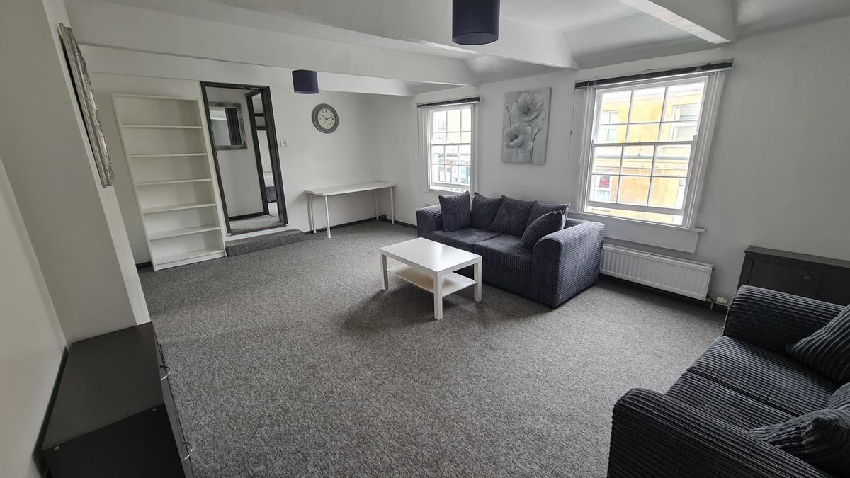 2 bedroom apartment on High Street, Twerton, Bath