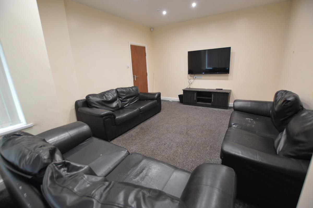 8 bedroom house on St. Michaels Villas, Headingley, Leeds