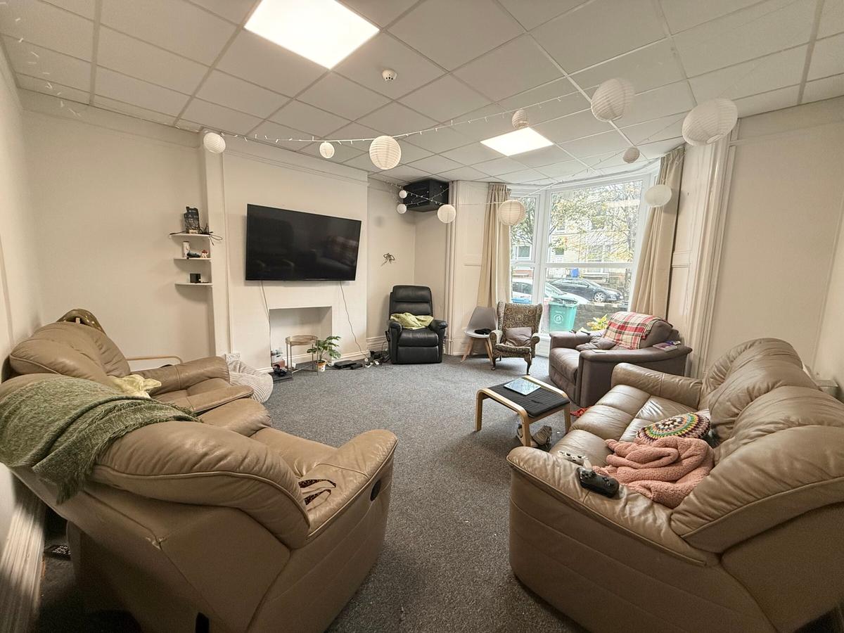8 bedroom house on Walter Road, City Centre, Swansea