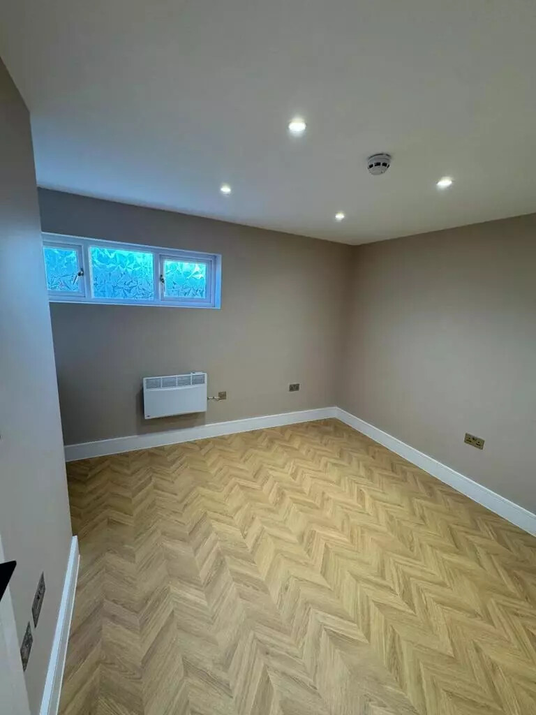 6 bedroom house on Byron Close, Sunbury-on-Thames, Surrey