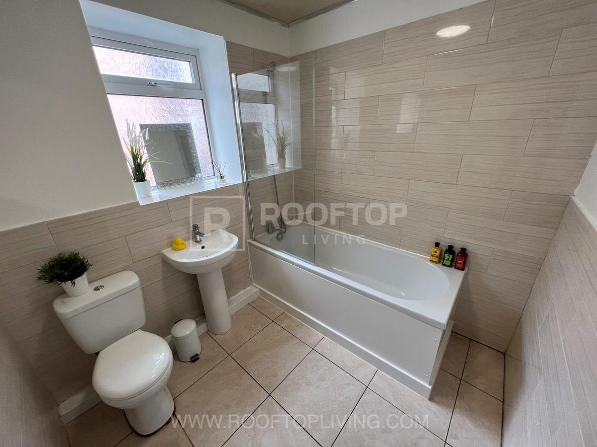 4 bedroom apartment for rent Woodhouse Lane Leeds, LS2 9DX UniHomes