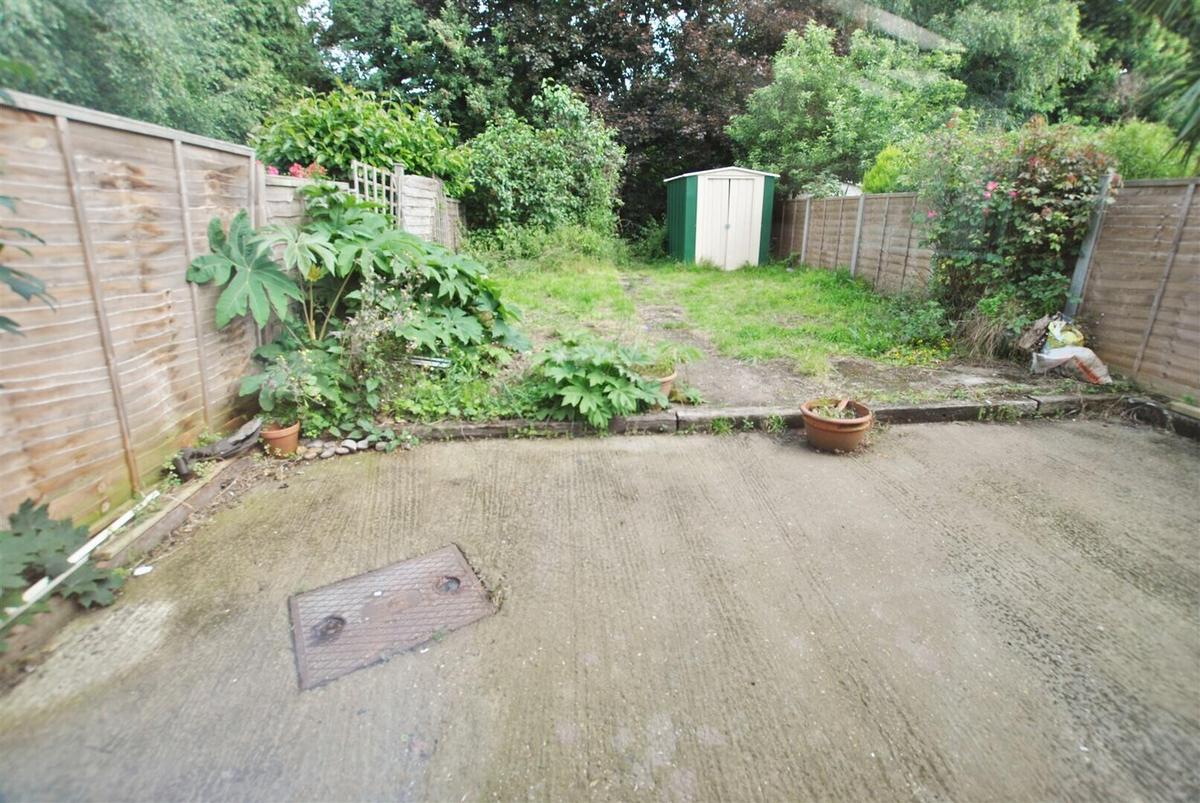 6 bedroom house for rent Chiltern View Road, London, UB8 2PE UniHomes