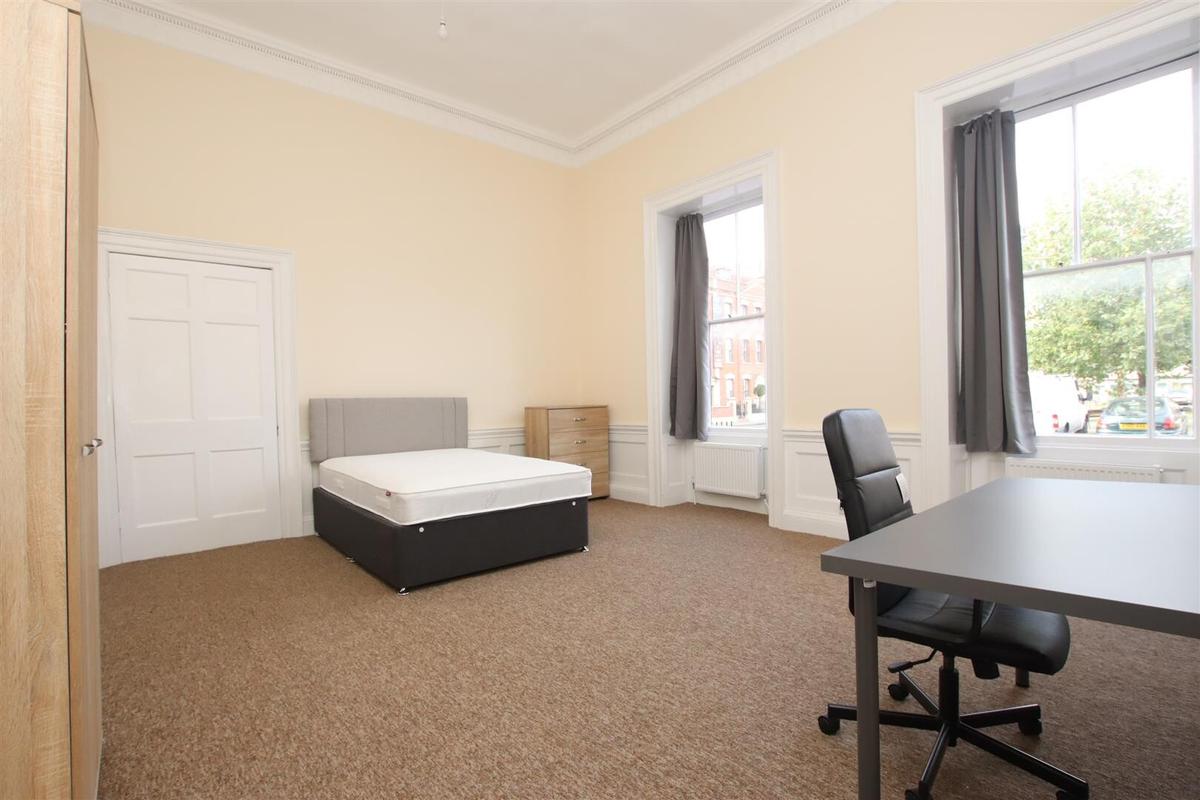 3 bedroom apartment for rent 8 Brunswick Square, Bristol, BS2 8PE UniHomes