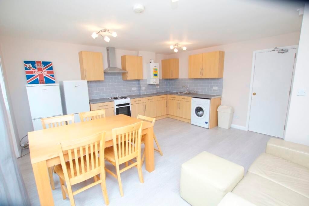 5 bedroom house for rent Willingham Way, Surrey, KT1 3JN UniHomes