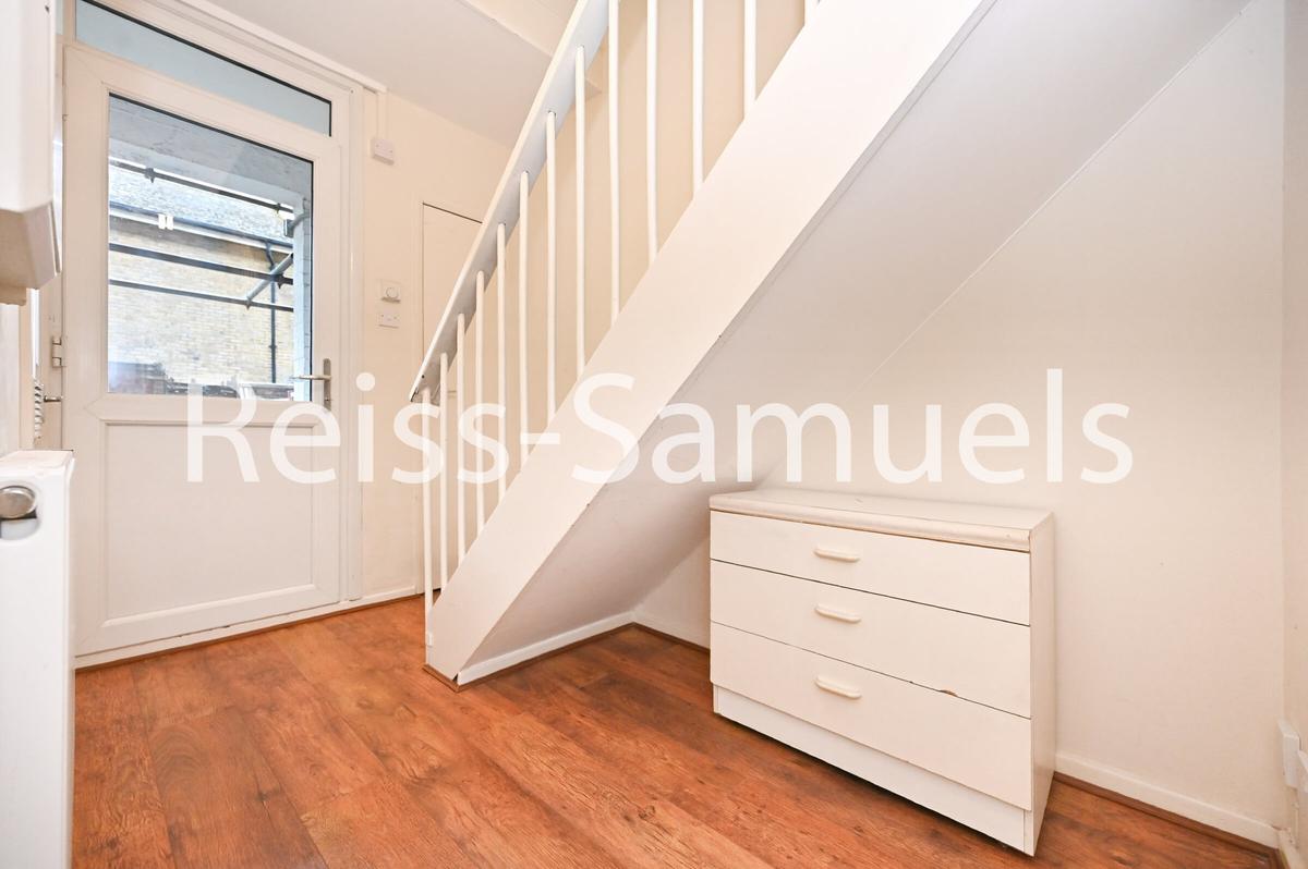 4 bedroom apartment for rent Forsyth Gardens, London, SE17 3NE UniHomes