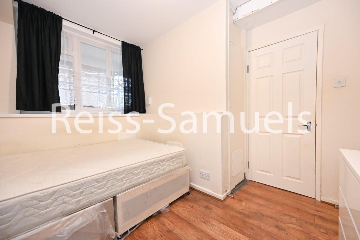 4 bedroom apartment for rent Forsyth Gardens, London, SE17 3NE UniHomes