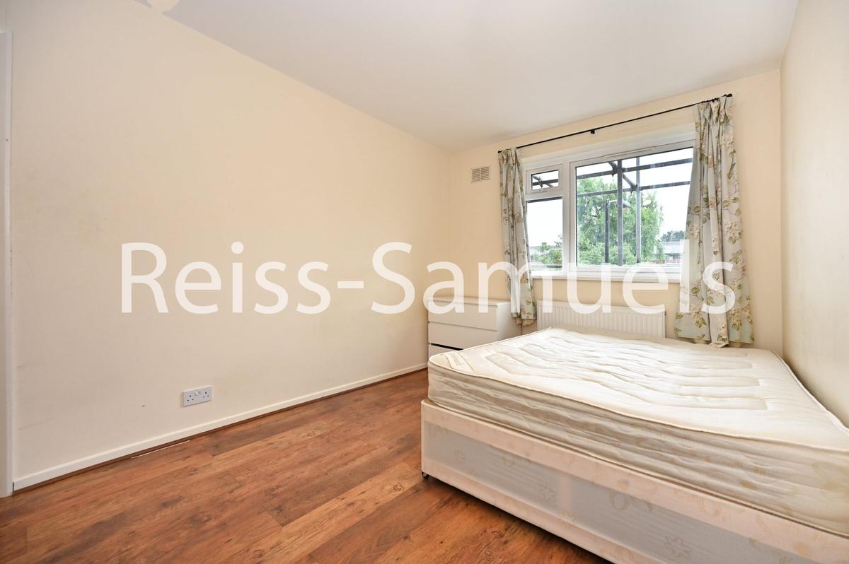 4 bedroom apartment for rent Forsyth Gardens, London, SE17 3NE UniHomes