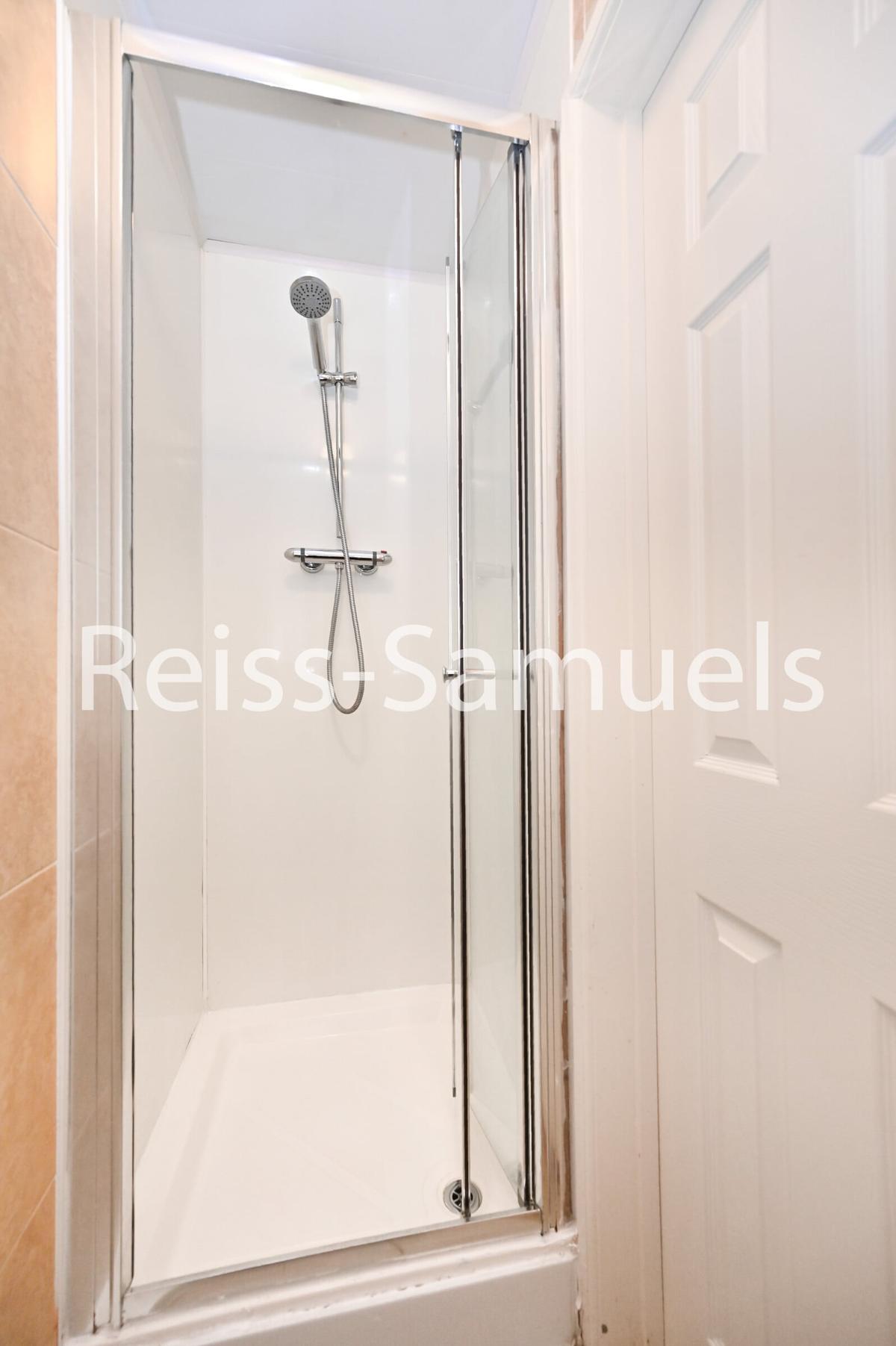 4 bedroom apartment for rent Forsyth Gardens, London, SE17 3NE UniHomes