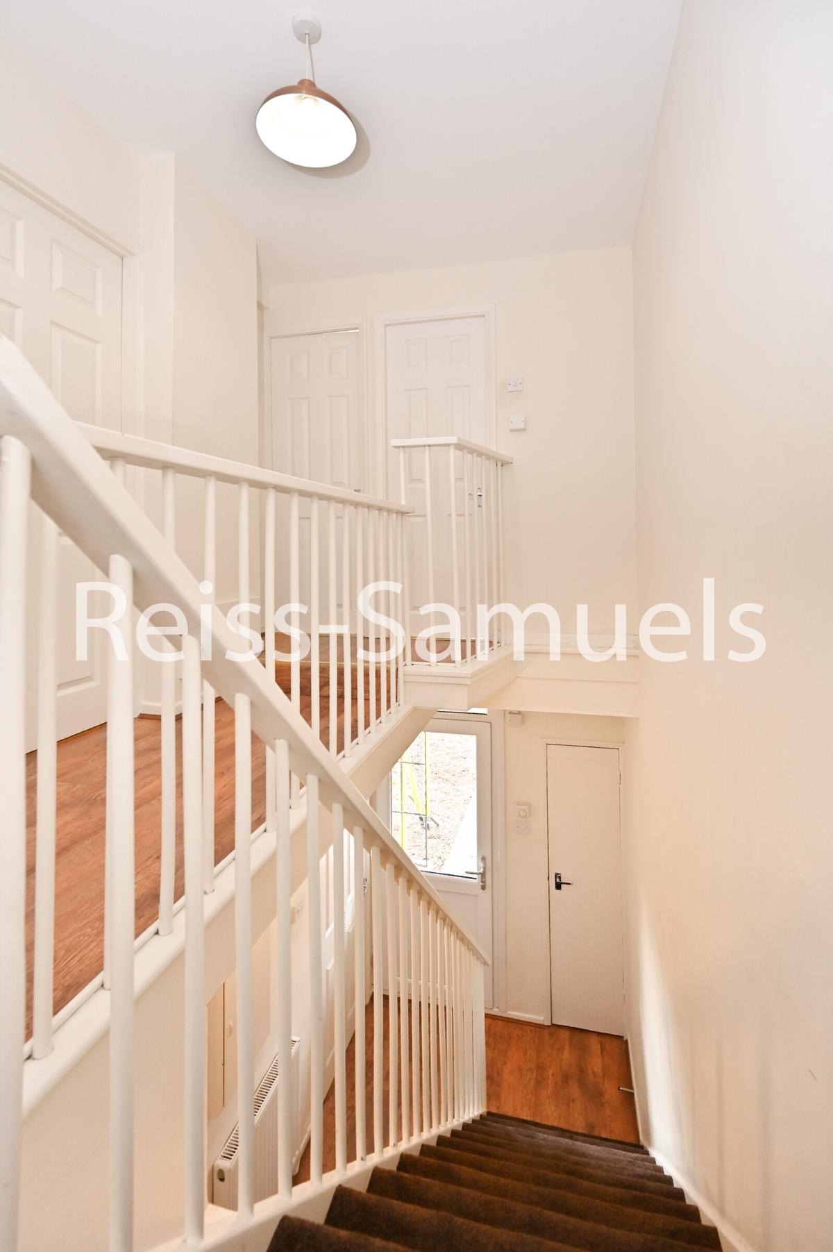 4 bedroom apartment for rent Forsyth Gardens, London, SE17 3NE UniHomes