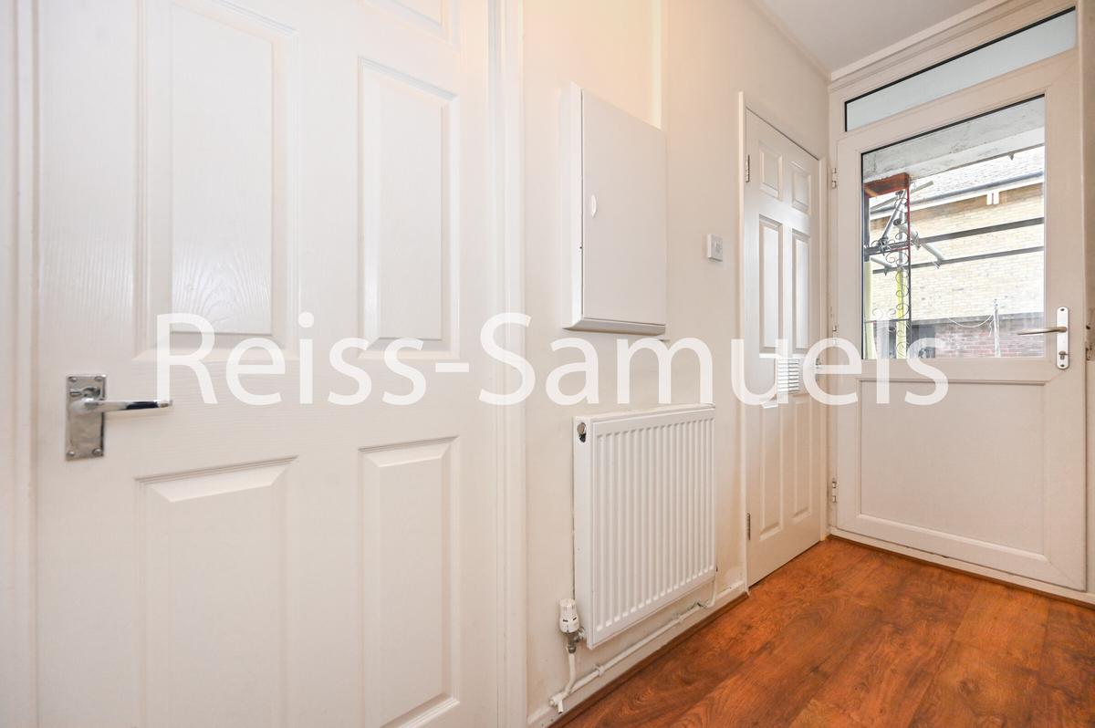 4 bedroom apartment for rent Forsyth Gardens, London, SE17 3NE UniHomes