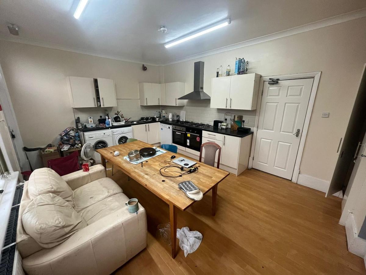 14 bedroom house for rent North Grange Road, Leeds, LS6 2BR UniHomes