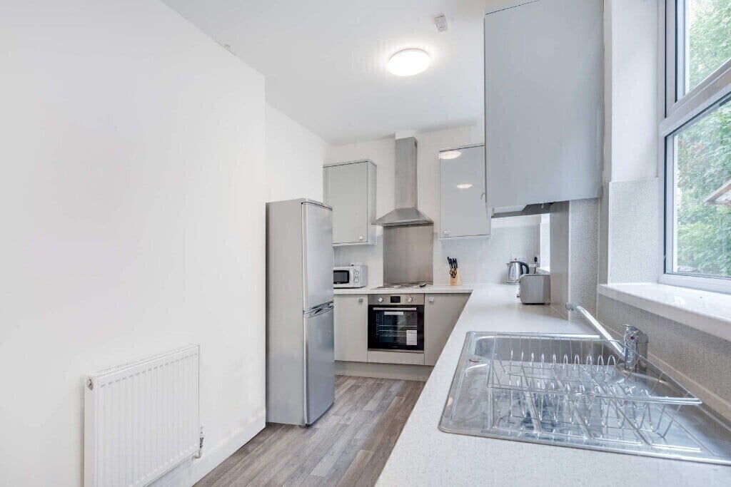 4 bedroom house for rent Station Road Beeston, Nottingham, NG9 2AZ