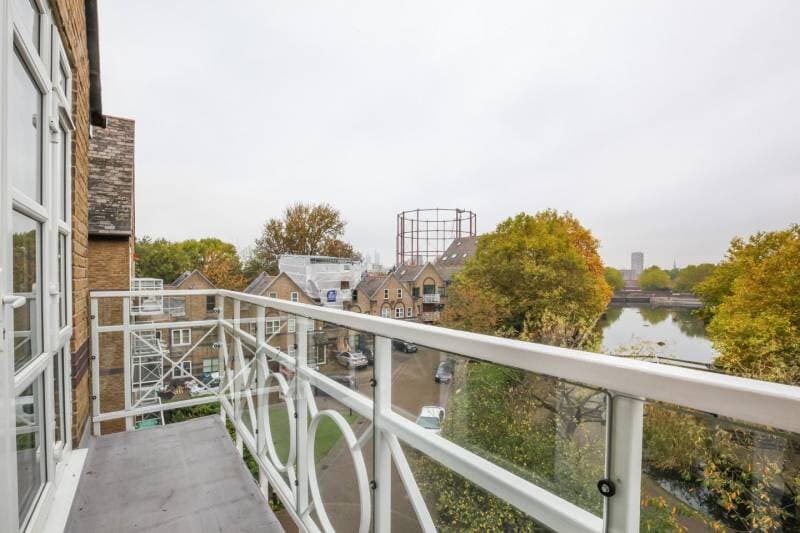3 bedroom apartment for rent Eleanor Close, London, SE16 6PW UniHomes