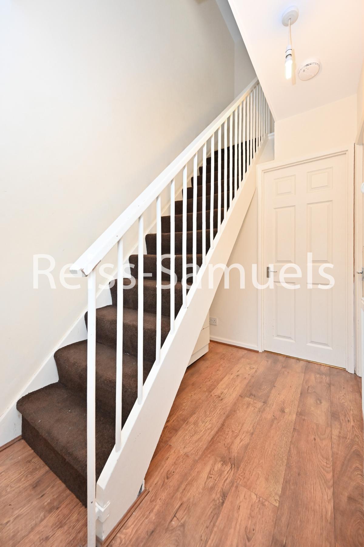 4 bedroom apartment for rent Forsyth Gardens, London, SE17 3NE UniHomes