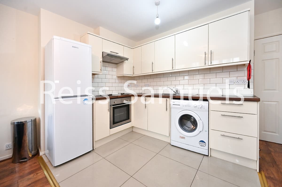 4 bedroom apartment for rent Forsyth Gardens, London, SE17 3NE UniHomes