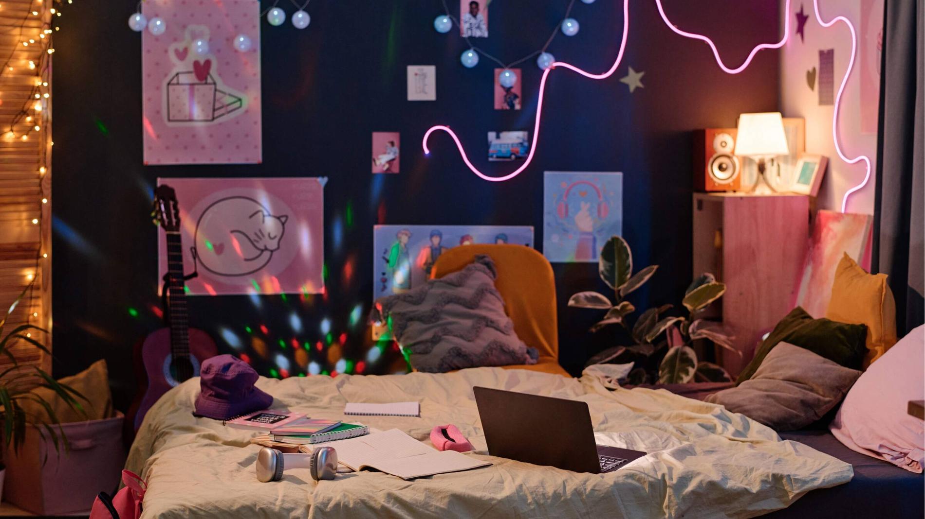 7 Renter-Friendly Ways to Decorate Your Student Room
