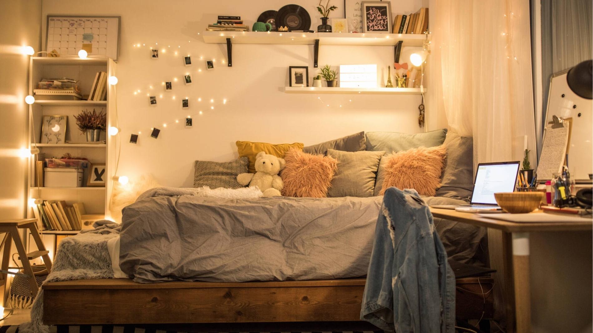 7 Renter-Friendly Ways to Decorate Your Student Room