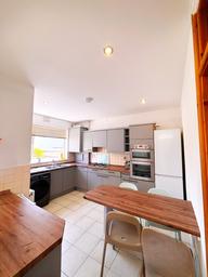Knoll Avenue, Uplands