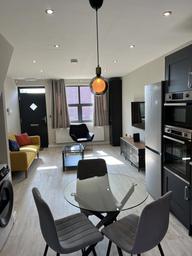 Manor Avenue, Hyde Park