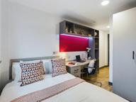 Red Queen, Tile Hill