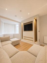 Gwydr Crescent, Uplands