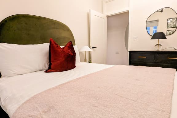 2 bedroom student apartment in Soho, London