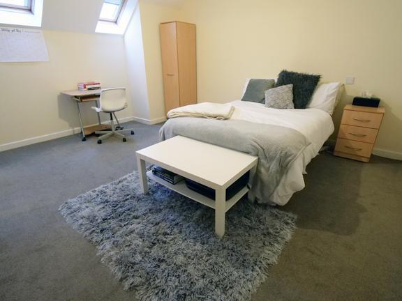 4 bedroom student apartment in Newcastle-under-Lyme, Stoke-on-Trent