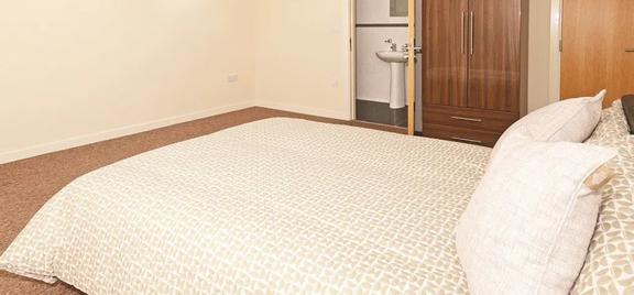 4 bedroom student apartment in Newcastle-under-Lyme, Stoke-on-Trent