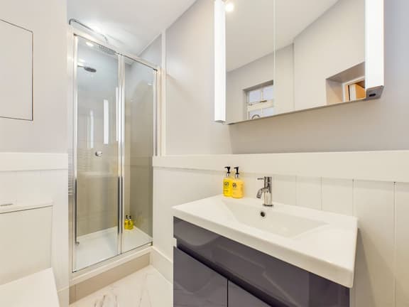 2 bedroom student apartment in Chelsea, London