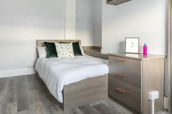 3 bedroom student apartment in Hyde Park, Leeds