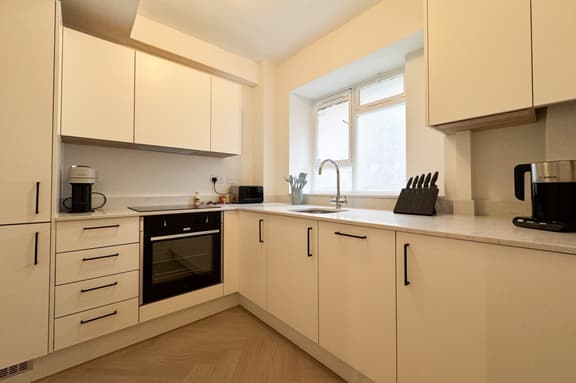 2 bedroom student apartment in Soho, London