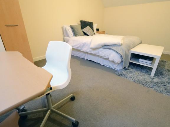 4 bedroom student apartment in Newcastle-under-Lyme, Stoke-on-Trent