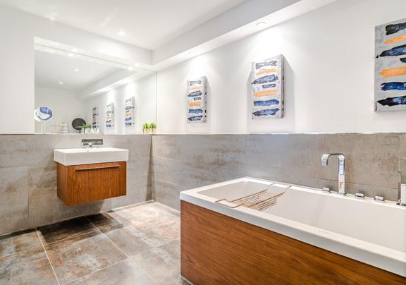 2 bedroom student apartment in Soho, London