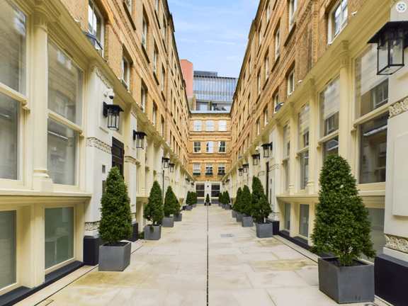 2 bedroom student apartment in Soho, London