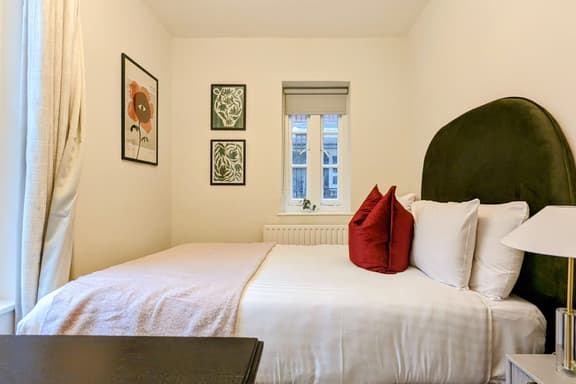 2 bedroom student apartment in Soho, London