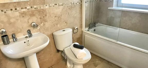 4 bedroom student apartment in Newcastle-under-Lyme, Stoke-on-Trent