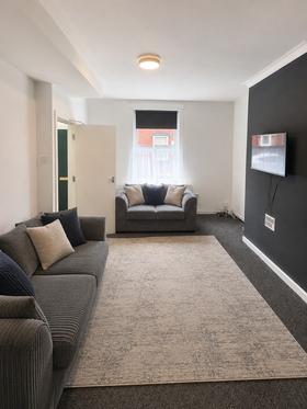 3 bedroom student house in Hyde Park, Leeds