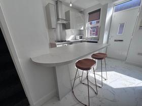 2 bedroom student house in Hyde Park, Leeds
