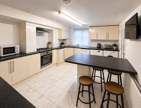 5 bedroom student house in Hyde Park, Leeds