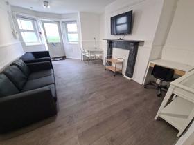 3 bedroom student house in Hyde Park, Leeds