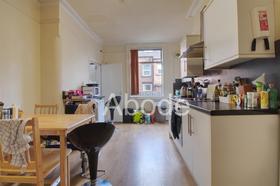 5 bedroom student house in Hyde Park, Leeds