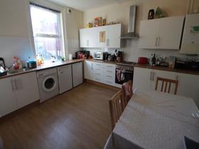4 bedroom student house in Hyde Park, Leeds