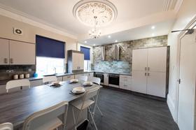 8 bedroom student house in Hyde Park, Leeds